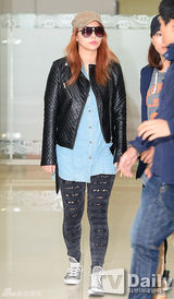 组图：裸照门Ailee回国 戴墨镜低调现身机场