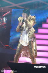 组图：萧敬腾唱《black or white》 向杰克逊致敬