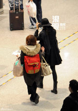 组图：林志玲黑衣黑帽素颜离京 一路狂抹润肤霜