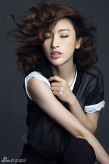 组图：张俪优雅着装拍大片 极简风格尽显张力