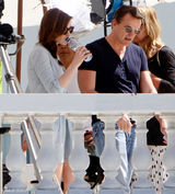 组图：安妮-海瑟薇与男友泳池嬉戏 甜笑热吻