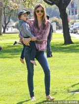 组图：米兰达带子公园游玩 弗林打哈欠萌翻众人