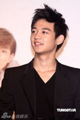 组图：SHINee抵台会粉丝 记者会破冰雕庆功