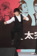 组图：SJ-M台北签唱会 兄弟情深互喂台湾小吃