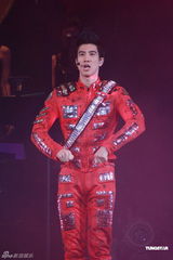 组图：王力宏开唱战袍驾坦克 与伴舞玩暧昧