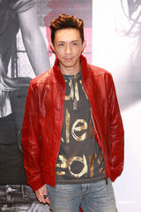 组图：官恩娜金色小洋装亮相 自曝喜买花哨内衣