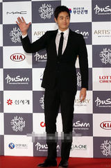 组图：刘智泰亮相釜山闭幕 帅气招手露迷人微笑