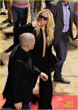 组图：布兰妮黑色西装中门大开神采奕奕