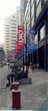 组图：《OK!》中国版创刊号即将发售街头广告亮相