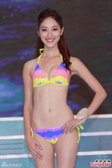 组图：港姐决赛前泳装亮相 上届冠军模拟戴后冠