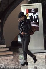 组图：阿朵素颜现身上海 不顾形象频拉裤显赘肉