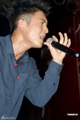 组图：陈冠希现身京城任表演嘉宾 艳照门曾一度迷失