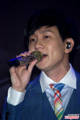 组图：林俊杰发布新专辑 秀棒球阳光帅气