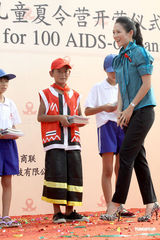 幻灯图：章子怡田亮不惧高温 与艾滋病童亲密不设防 