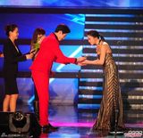 组图：廖碧儿韩国领超模奖喜遇偶像合照