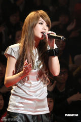 幻灯图：张菲录制贺岁节目 杨丞琳又唱又跳送祝福