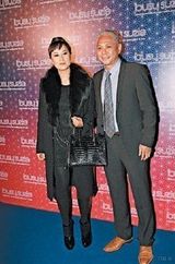 组图：杨受成儿子开新店 不雅照女星携男友捧场