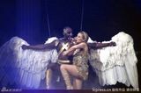 组图：凯莉-米洛巡演玩空降 皮草镂空装载歌载舞
