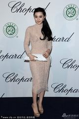 组图：范冰冰裸色紧身裙露背秀身材