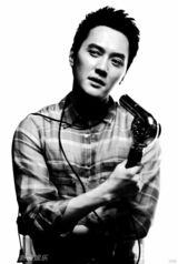 幻灯图：冯绍峰演绎黑白映画 显时尚型男本色