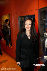 组图：舒淇上海点亮璀璨“水晶圣诞树”