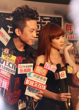 高清图：《画壁》票房破亿香港庆功 柳岩险走光