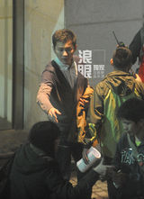 独家：黄渤街边拍戏对瓶豪饮 李晨片场叼烟耍帅