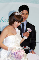 幻灯图：原SES成员Shoo与篮球选手林孝成举行婚礼