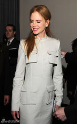 幻灯图：妮可-基德曼白裙亮相 干练之中不失温柔