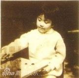 组图：王菲与母亲罕见合影 童年萌照显精灵