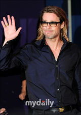 组图：布拉德-皮特亮相《点球成金》韩国记者会