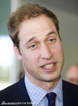 高清图：威廉王子玩烤肉熊抱粉丝 青春不再令人惋惜