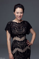 组图：沈傲君优雅写真大气端庄笑容绽放