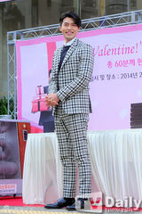 组图：韩星玄彬格子正装站台 男神魅力难挡