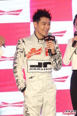 组图：林志颖奶爸重回赛车场 赞儿子Kimi进步大