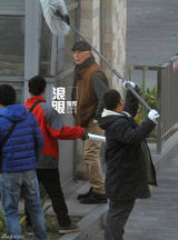 组图：任重何赛飞拍新剧 院外拉扯情绪激动