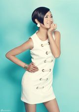 组图：万茜写真短发白裙出镜 诠释优雅气质