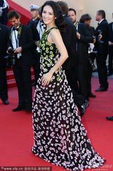 组图：章子怡黑底碎花透视装亮相 耳环耀眼