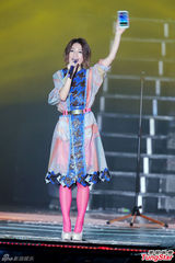 组图：伍佰花朵舞high翻 田馥甄变女神唱压轴