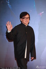 组图：成龙大哥压轴现身 挥手浅笑亲和力十足