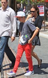 组图：贝克汉姆千金首曝光 小脸肉嘟嘟可爱至极