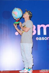 组图：陈奕迅新专辑签名会搞怪拍照