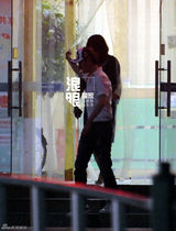 组图：冯绍峰拍《狼图腾》被小狼咬 忙打疫苗