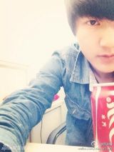 组图：“中国版李敏镐”火爆微博 原为报社记者