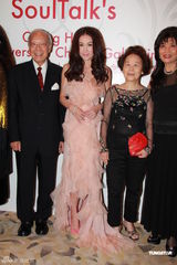 组图：温碧霞捐新EP做慈善 老公购买支持