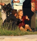 组图：波特曼和法斯宾德片场亲密拥抱