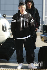 组图：韩国歌手朴宰范现身机场 嘻哈味十足