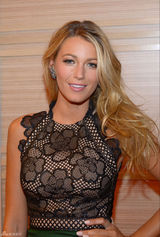 组图：布莱克-莱弗利写真秀蕾丝拼接裙