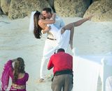 组图：波霸乔丹海滩婚纱照曝光 巨波傲人频走光