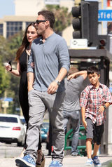 组图：梅根-福克斯肚大如箩与老公逛街美丽不减